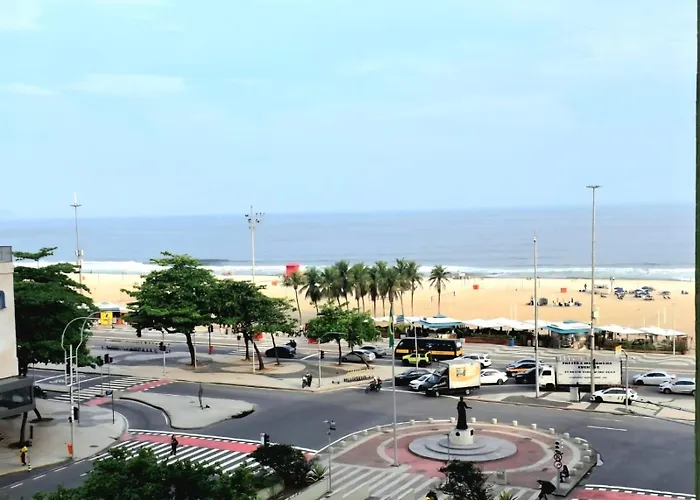 Acorde olhe para o Mar de Copacabana na quadra da praia o apartamento foi preparado para ser o cenário das melhores memórias de suas férias com um ambiente iluminado e refrigerado você encontra aqui um espaço ideal para relaxar com sua família e amig