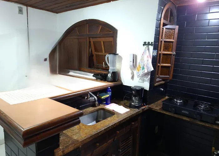 Acorde olhe para o Mar de Copacabana na quadra da praia o apartamento foi preparado para ser o cenário das melhores memórias de suas férias com um ambiente iluminado e refrigerado você encontra aqui um espaço ideal para relaxar com sua família e amig